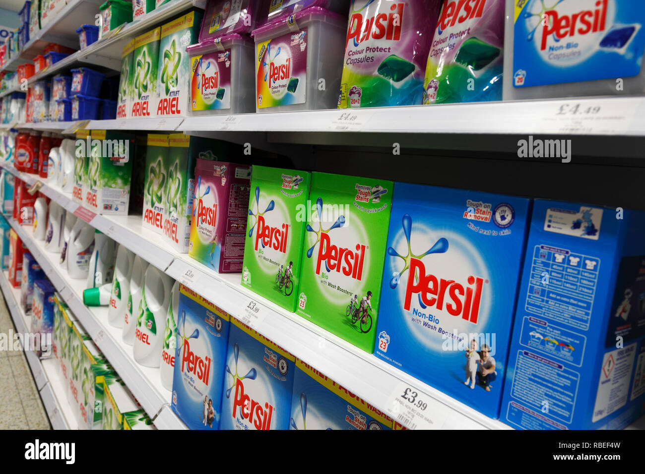 Detergente per bucato e uno scaffale di supermercato Foto Stock