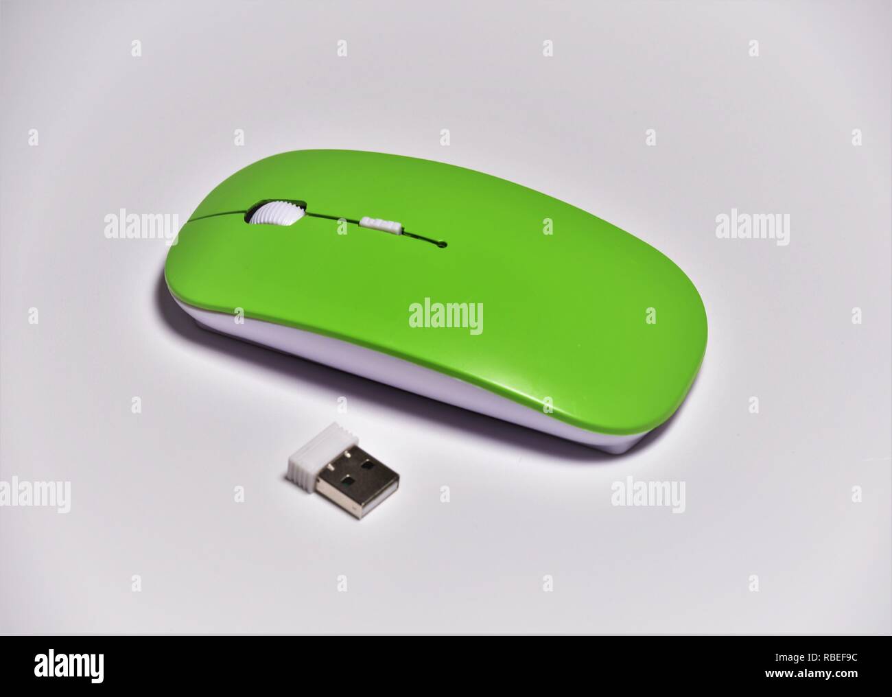 2.4 GHz Wireless cordless mouse ottico a scorrimento USB per computer portatile. Dieci metri di distanza operativa, costruita in memoria del mouse,micro ricevitore. Foto Stock