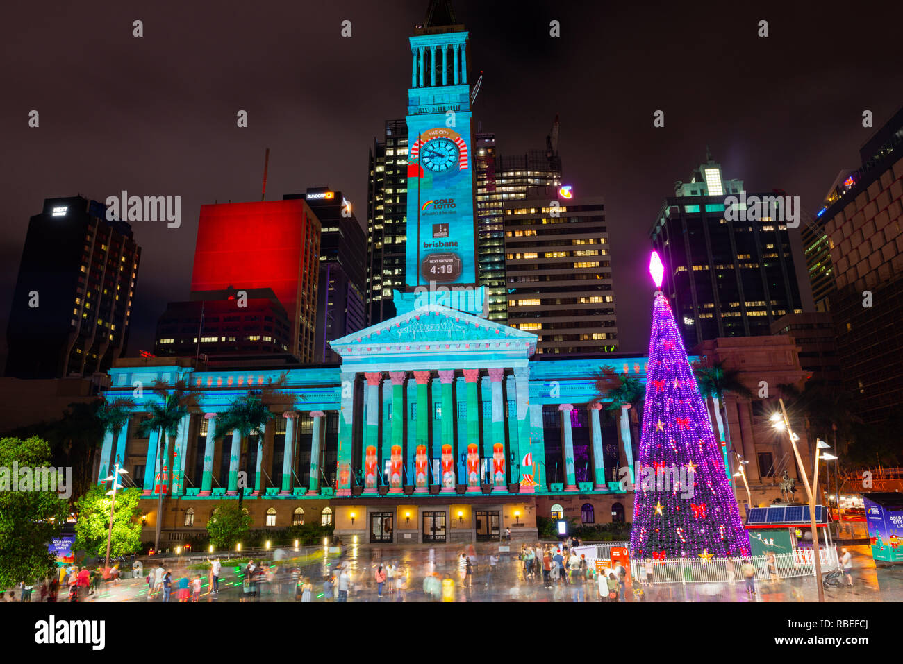 BRISBANE, Australia, 17 dic. 2018: fulmini di albero di Natale e laser show sul municipio edificio al King George Square, Brisbane, Australia. Foto Stock