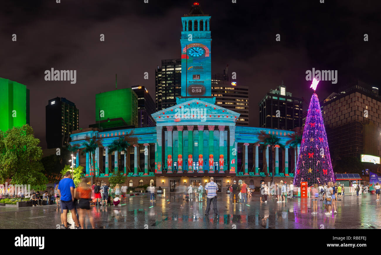 BRISBANE, Australia, 17 dic. 2018: fulmini di albero di Natale e laser show sul municipio edificio al King George Square, Brisbane, Australia. Foto Stock