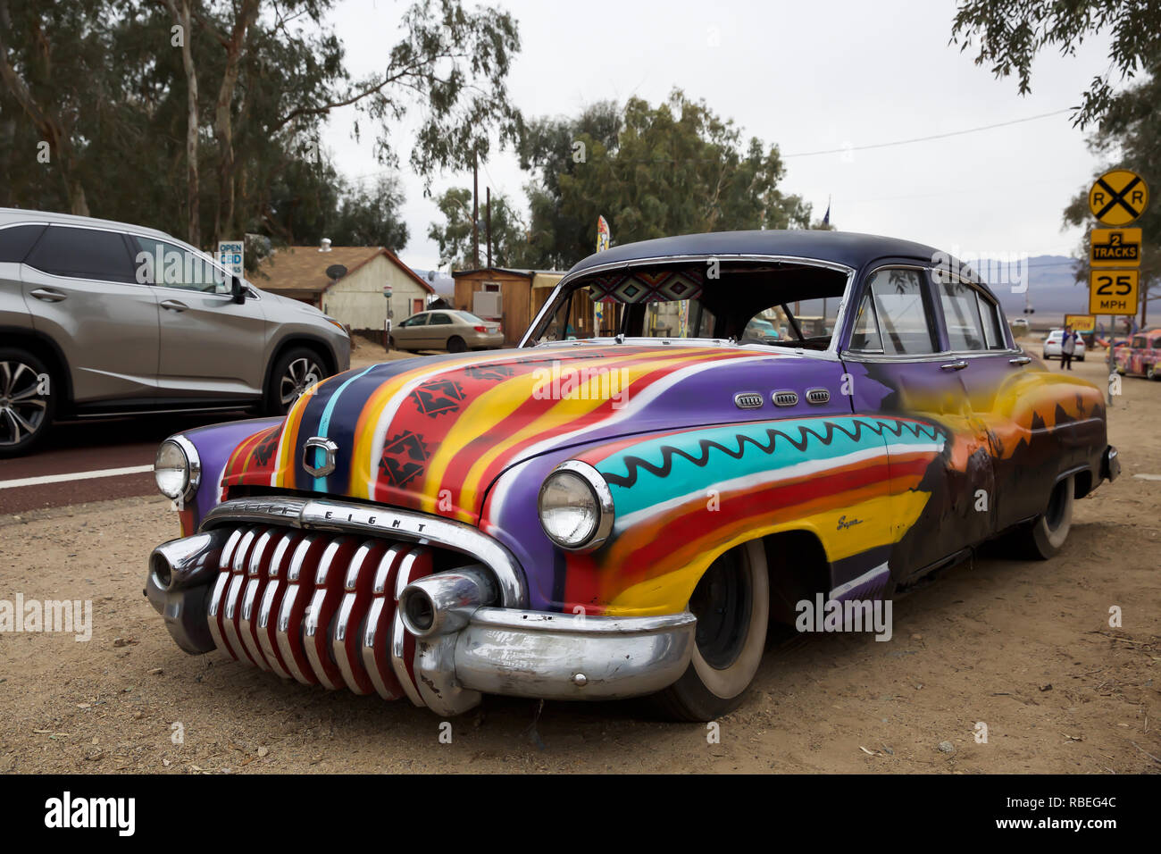 Colorato stile vecchia vettura americana all'aperto galleria d'arte a Nipton, San Bernardino County, California , Stati Uniti Foto Stock