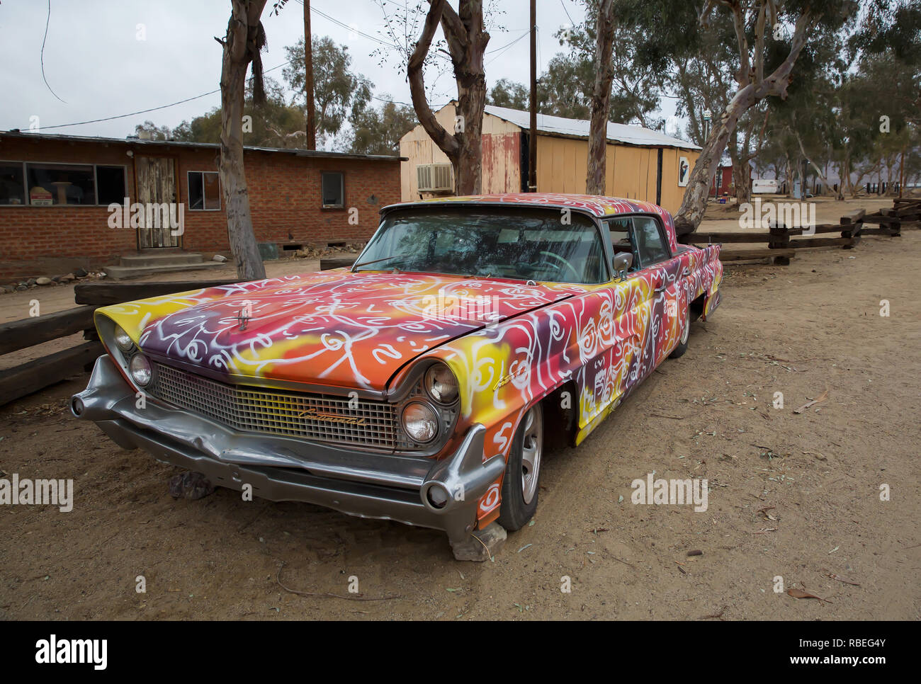 Colorato stile vecchia vettura americana all'aperto galleria d'arte a Nipton, San Bernardino County, California , Stati Uniti Foto Stock