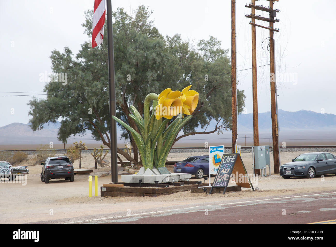 Daffodil gigantesca statua in Nipton, San Bernardino County, California , Stati Uniti Foto Stock