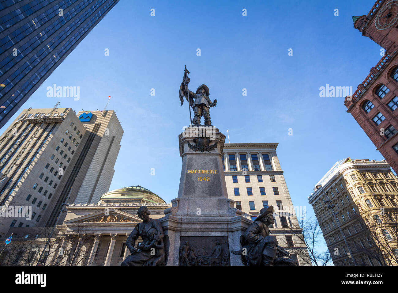 MONTREAL, Canada - 4 Novembre 2018: Maisonneuve monumento su place d'Armes piazza durante un pomeriggio soleggiato della vecchia Montreal. Si tratta di un monumento dedicato Foto Stock