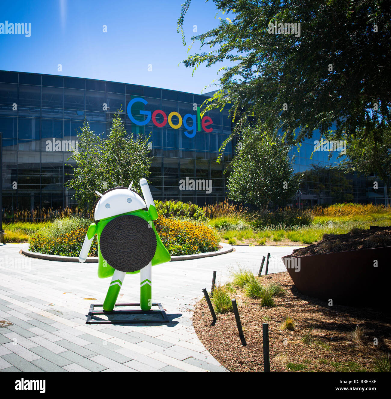 Mountain View, CA/STATI UNITI D'America - 21 Maggio 2018: androide robot in un Googleplex complesso edilizio, la sede aziendale complesso di Google e alfabeto genitore Foto Stock