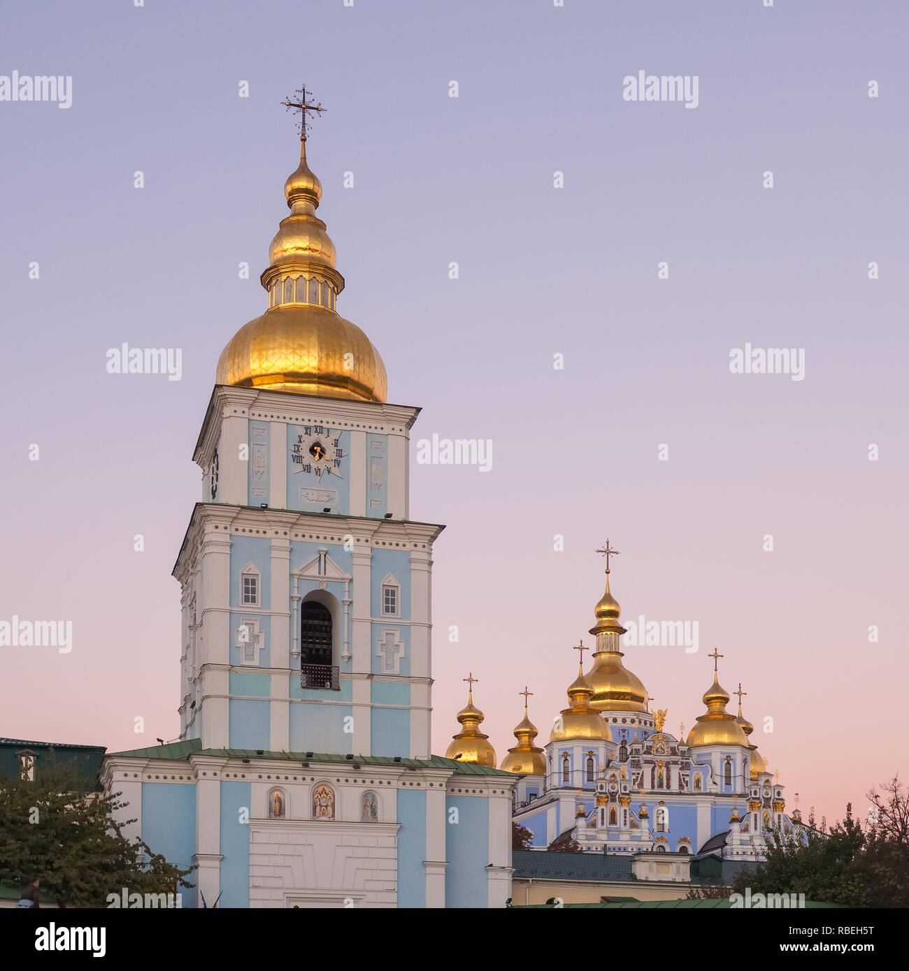 St Michaels Golden-Domed monastero con il Duomo e il campanile a torre durante il tramonto a Kiev, Ucraina Foto Stock