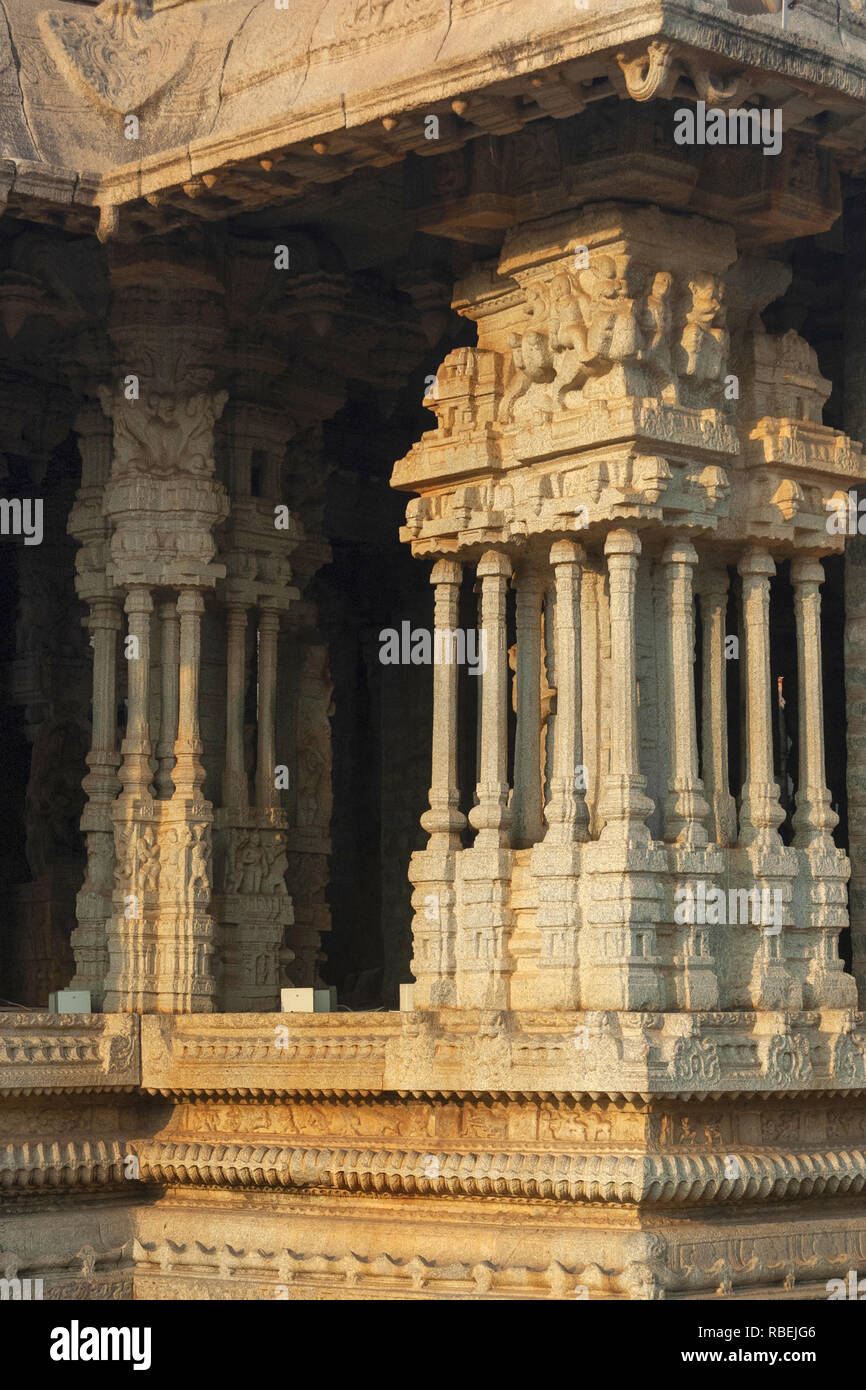 Pilastri musicali al tempio Vittala di Hampi, Karnataka, India Foto Stock