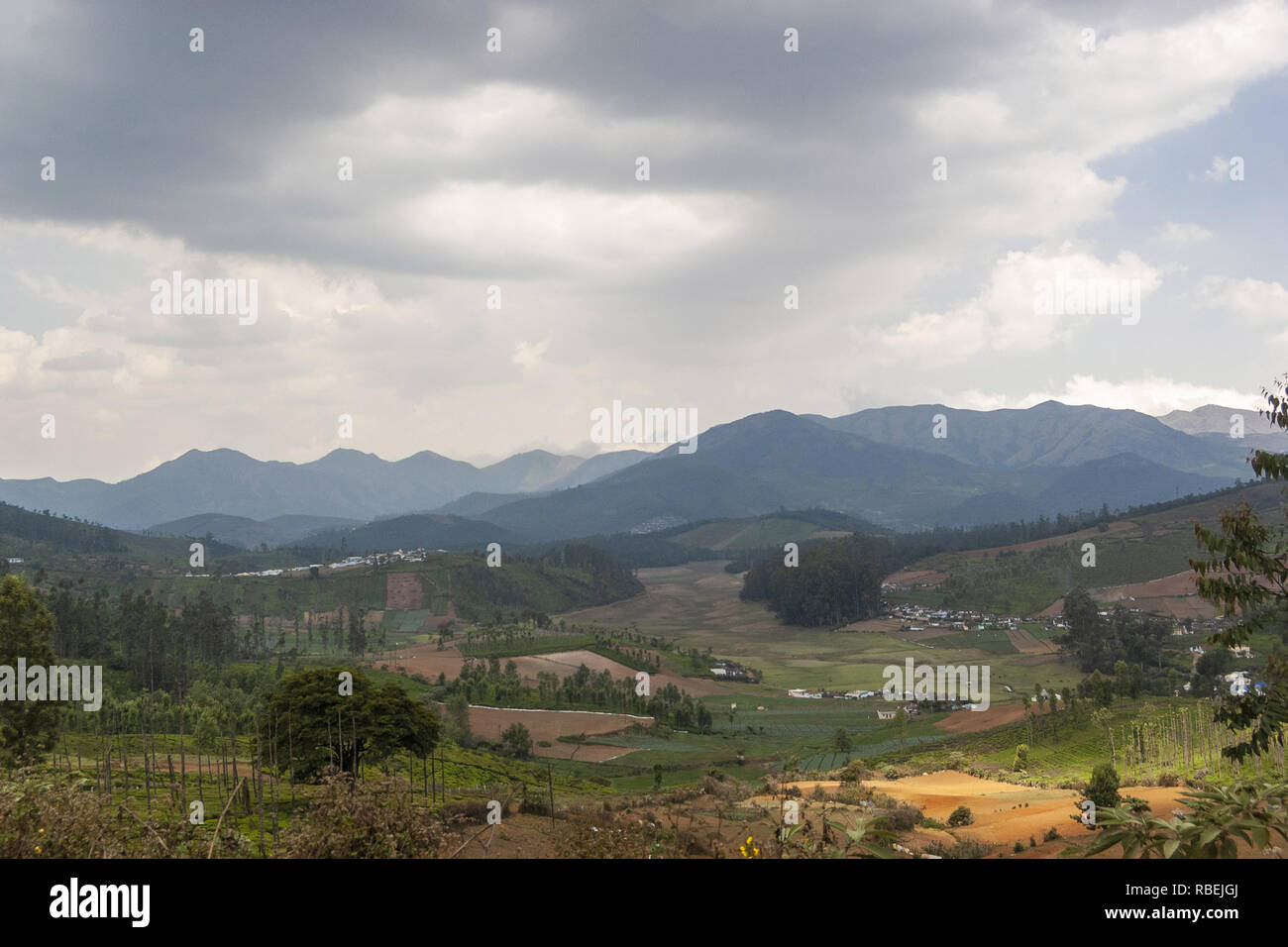 Vista di Ooty con sfondo di montagne, Ootacamund, in Nilgiris, Tamil Nadu, India Foto Stock
