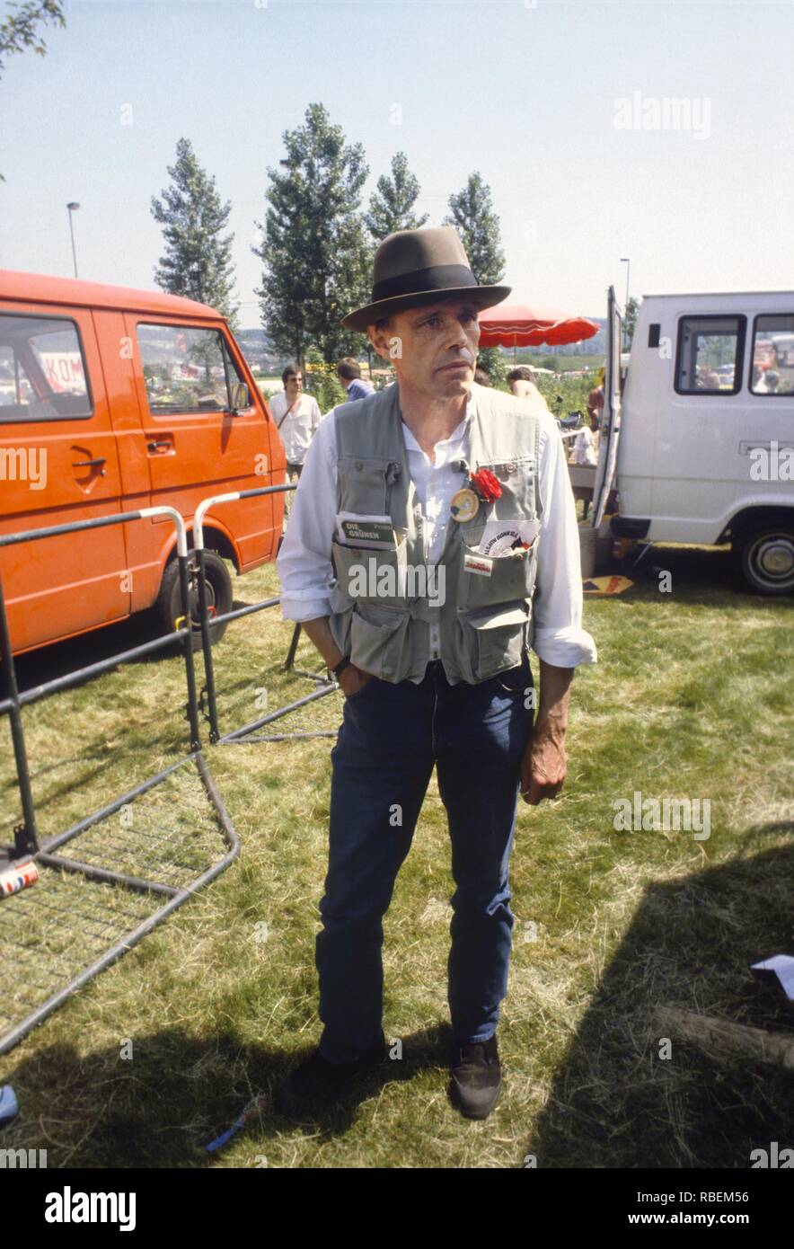 Joseph Beuys; Krefeld, 12 maggio 1921 - Düsseldorf, Gennaio 23, 1986), pittore tedesco, scultore e artista. Qui nel giugno 1982 durante una manifestazione pacifista a Bonn Foto Stock