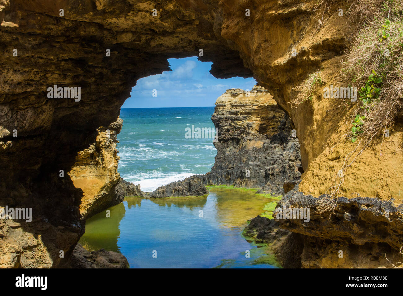 La grotta, la Great Ocean Road, Australia, Victoria, formazione di arenaria, coste rocciose Foto Stock