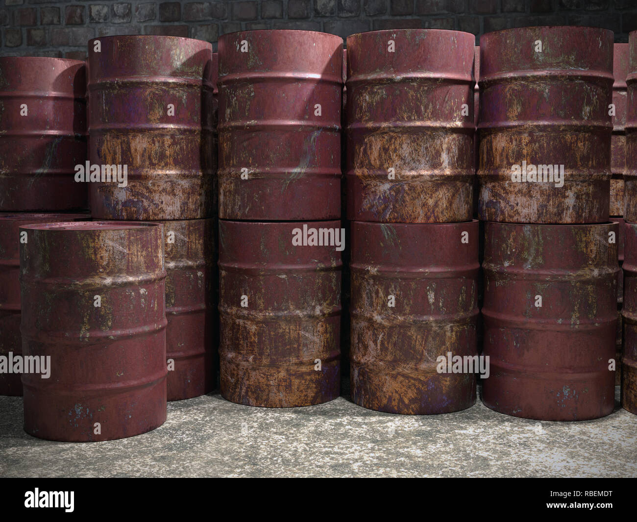 Pila di vecchio metallo arrugginito barili nel vecchio deposito Foto Stock