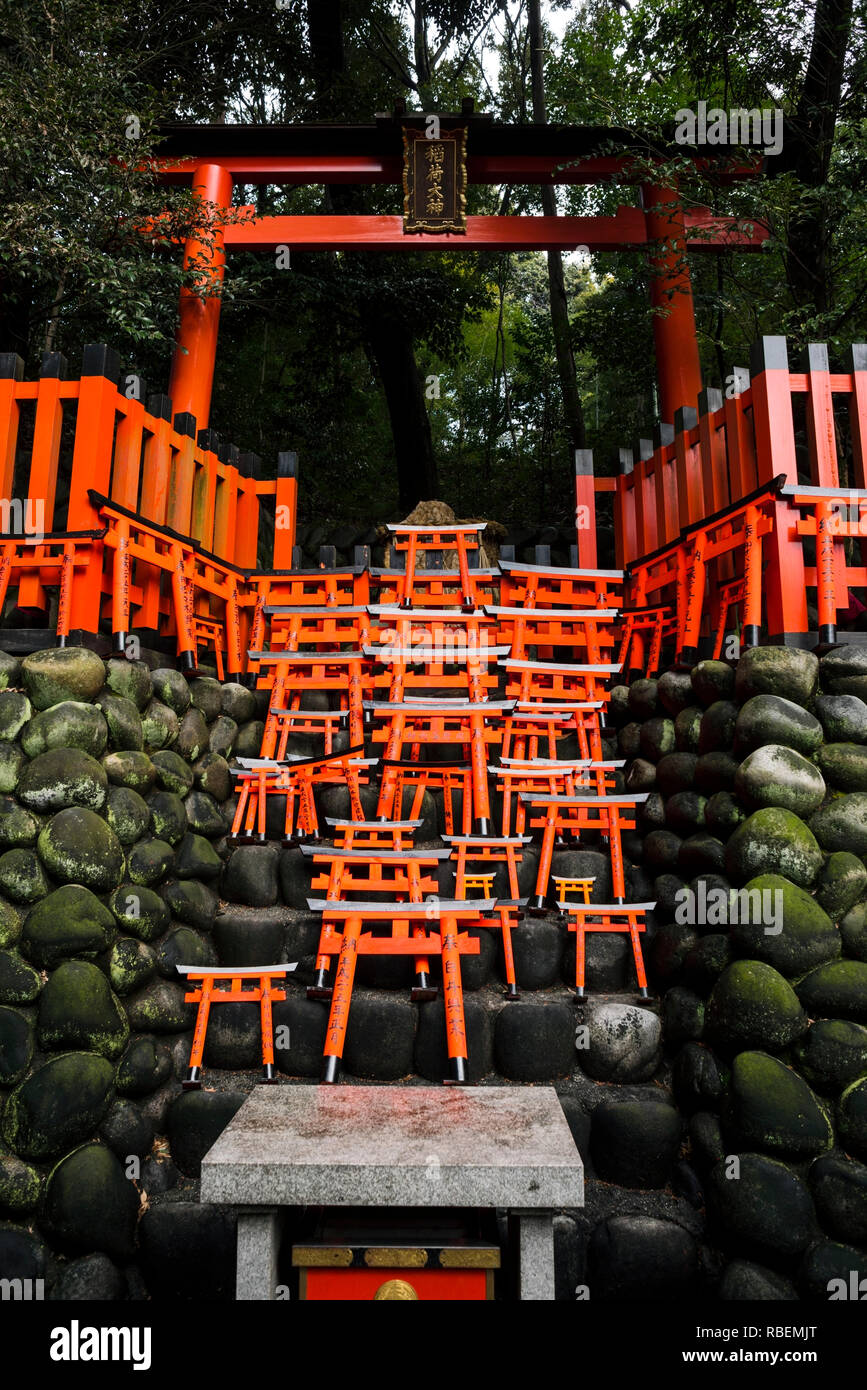 Fushimi Inari Taisha, Kyoto. Il santuario che è dedicato a fox-divinità sagomato Inari, è famosa in tutto il Giappone a causa delle sue centinaia di red Torii gates Foto Stock