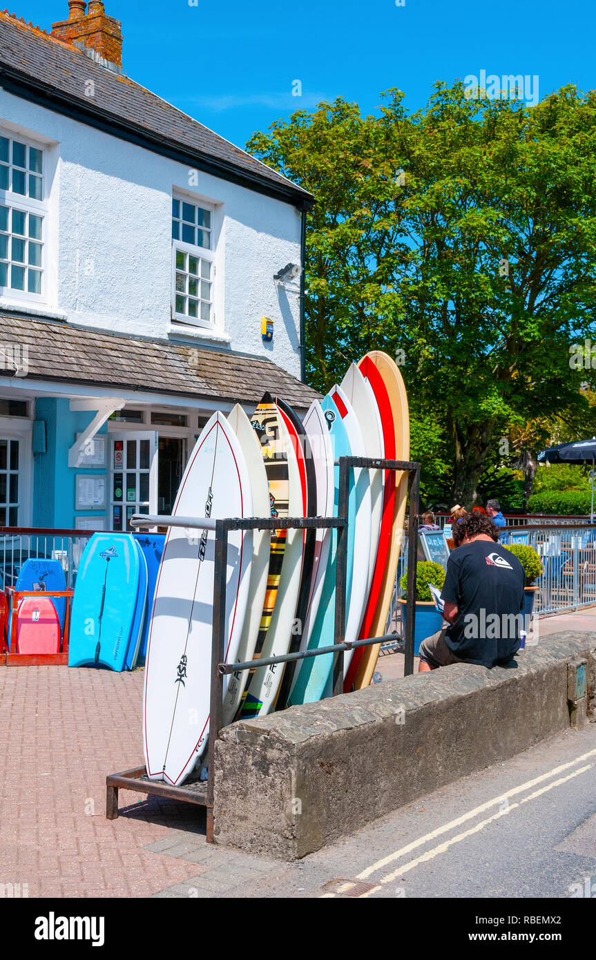 Tavole da surf in vendita o in locazione al di fuori di un negozio nel villaggio di Croyde, Devon, South West England, Regno Unito Foto Stock