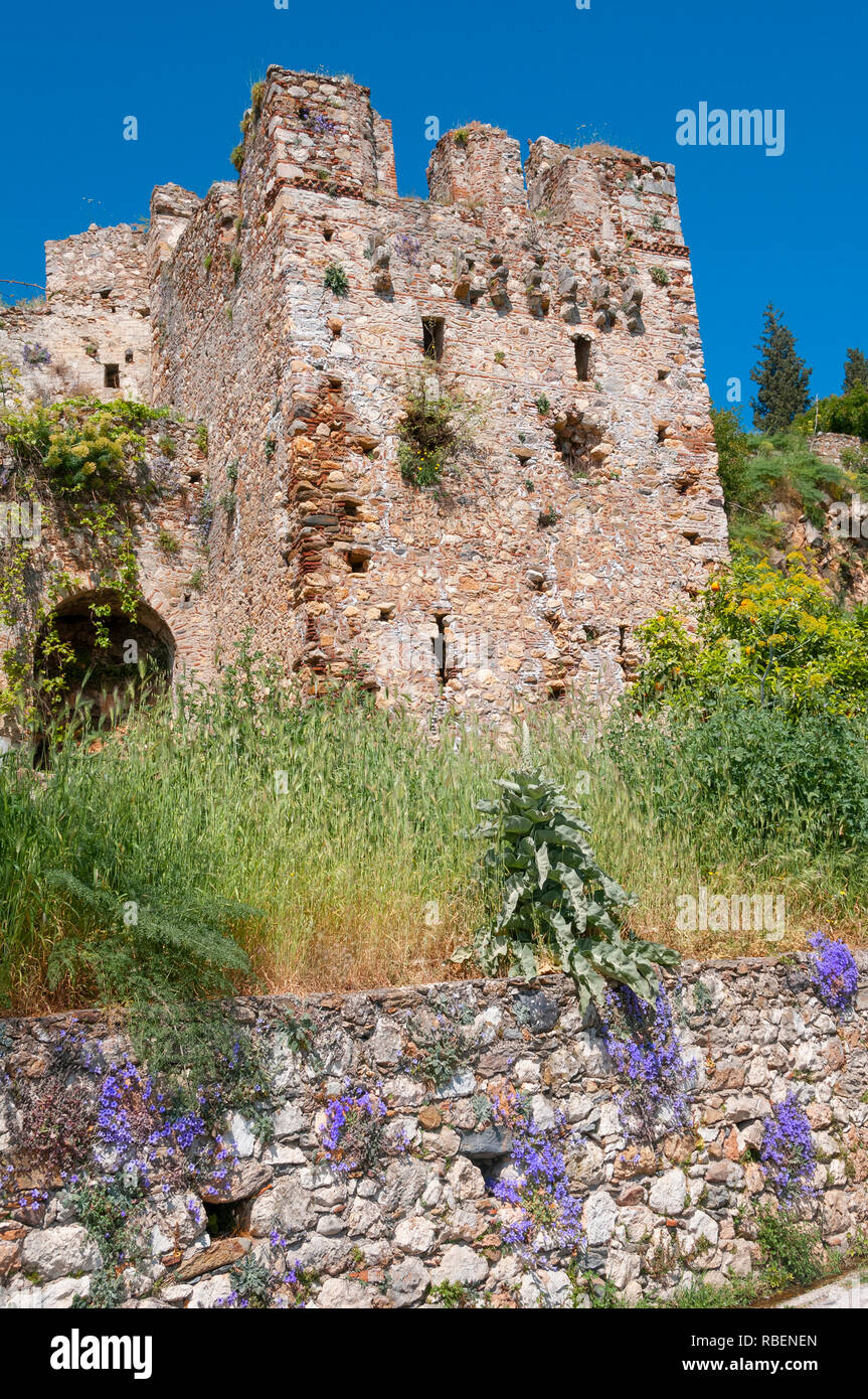Parte della parte antica di fortificato Bizantino città sulla collina di Mistra o Mistras sulle pendici del Monte Taigetos, Peloponneso e Grecia. Foto Stock