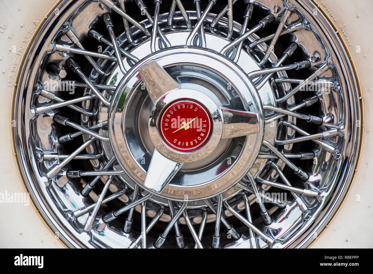 1955 convertibile Ford Thunderbird ruota astratta. Classic American T Bird Foto Stock