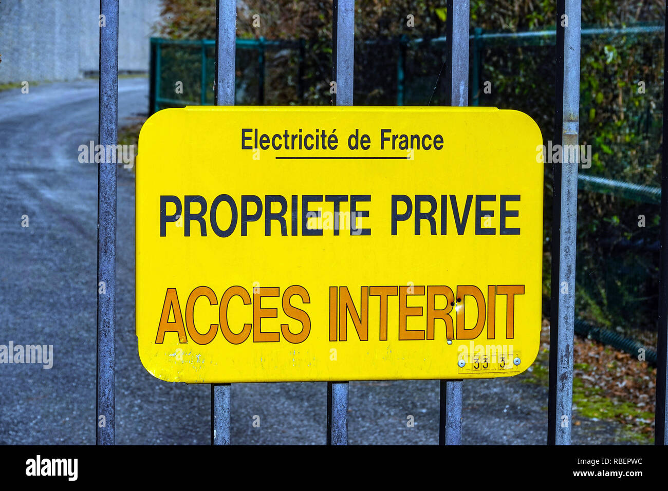 Tenere fuori sign in francese, Electricite de France, Tarascon sur Ariège, Ariège, Pirenei francesi, Francia Foto Stock