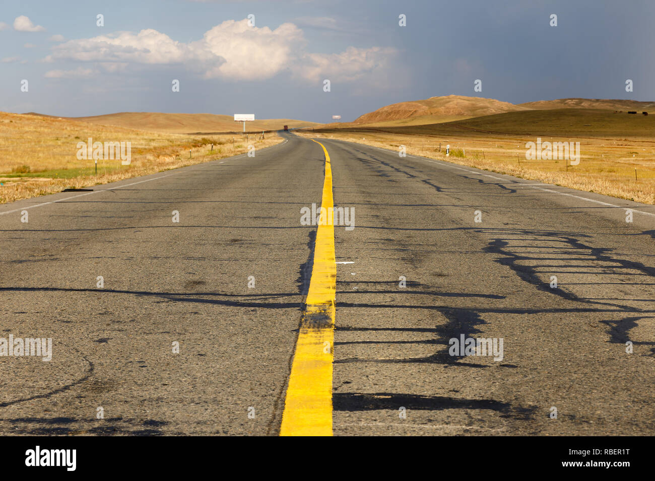 Giallo striscia continua sulla strada asfaltata, Mongolia interna Foto Stock