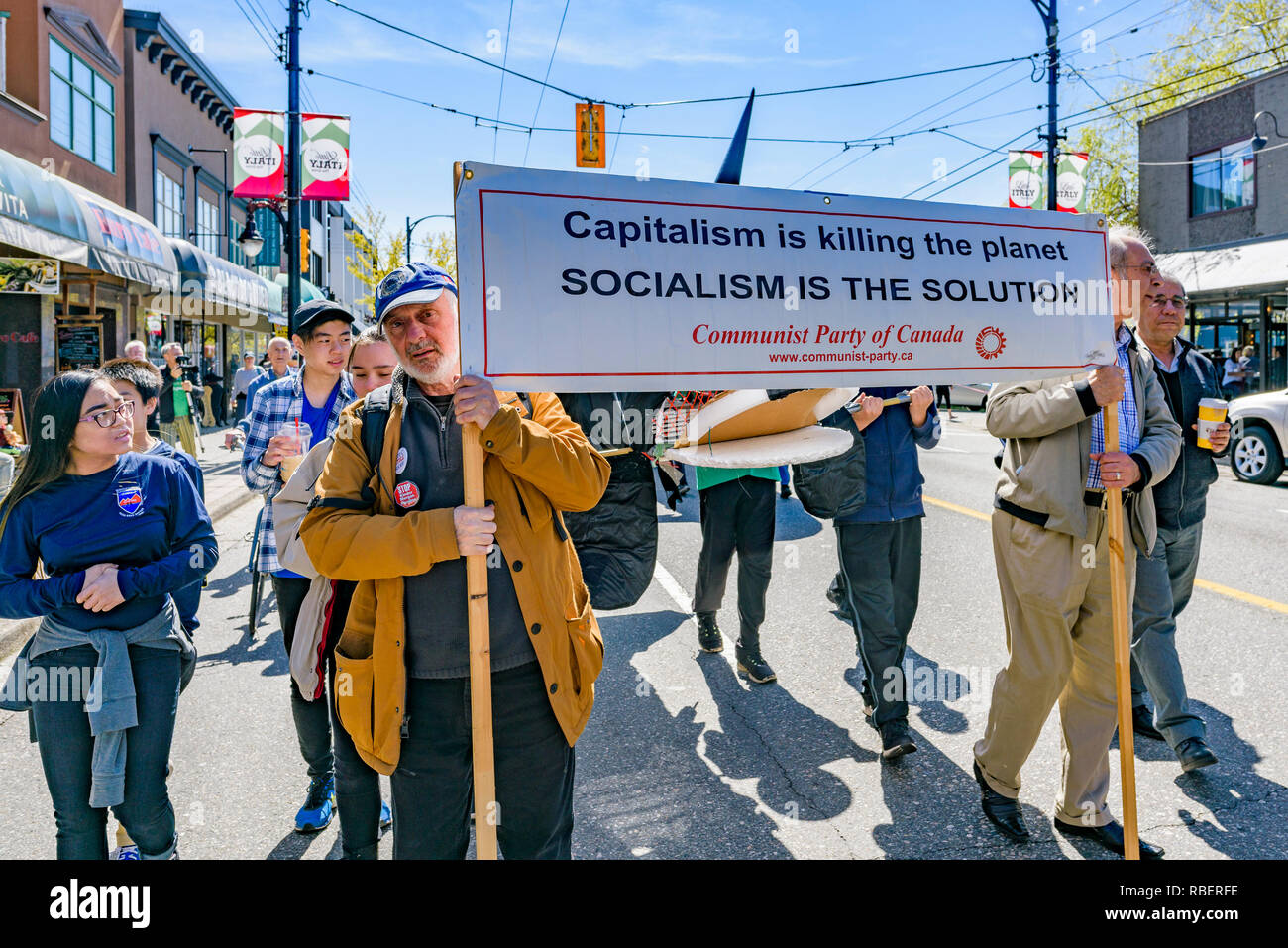 Il Partito comunista banner, 2018 Earth Day Parade, Unità commerciale, Vancouver, British Columbia, Canada. Foto Stock