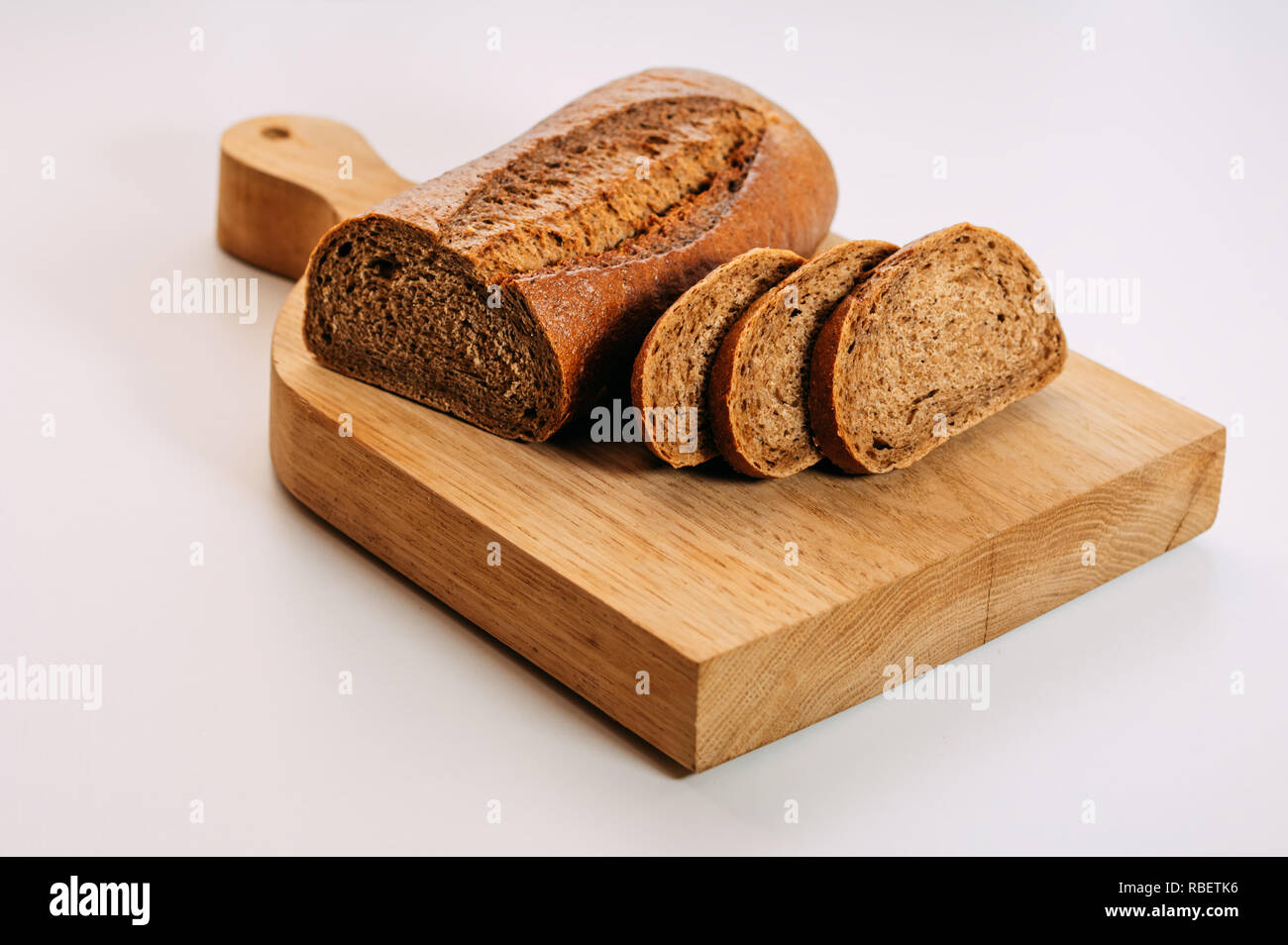 Senza glutine il pane fatto in casa. Cibo sano. Senza glutine di grano intero pane di segale affettato. Foto Stock