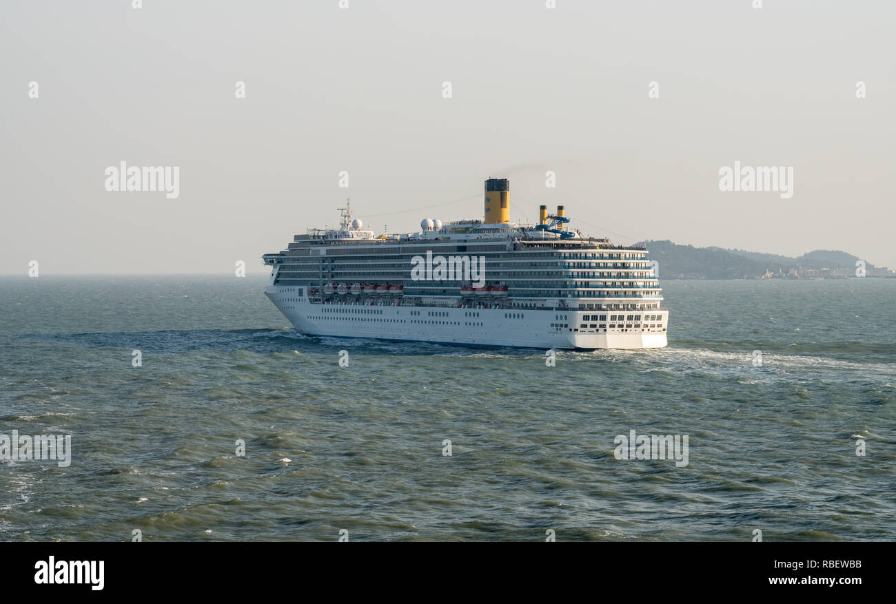 Moderna nave da crociera in viaggio attraverso il mare agitato Foto Stock