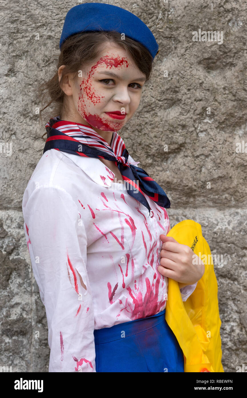 Partecipante in pieno il trucco e Costume al Birmingham Zombie a piedi - 18 giugno 2016, Birmingham, Inghilterra Foto Stock