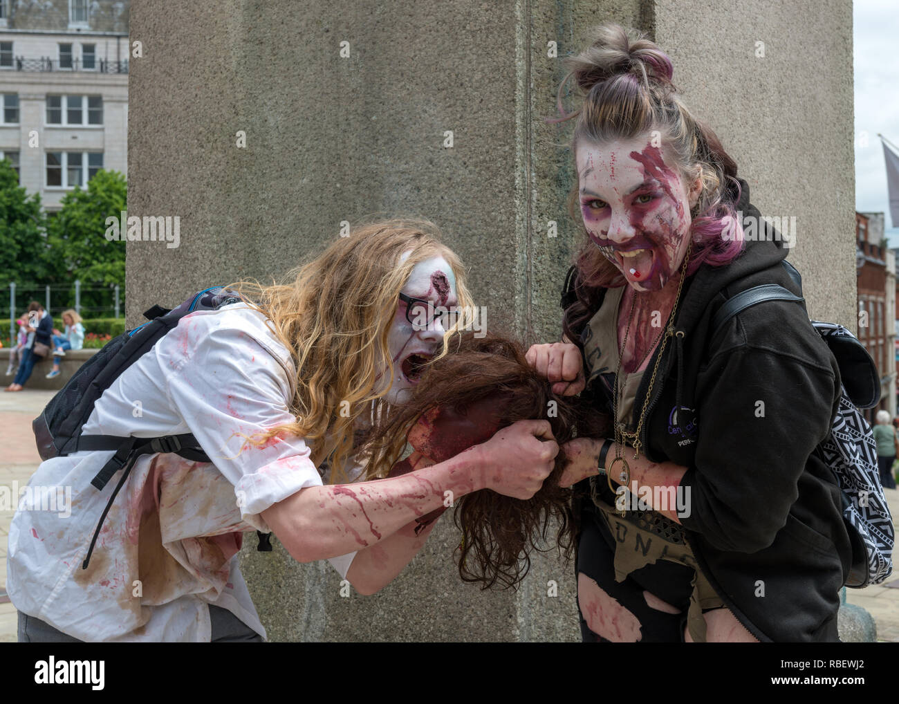 I partecipanti in pieno il trucco e Costume al Birmingham Zombie a piedi - 18 giugno 2016, Birmingham, Inghilterra Foto Stock