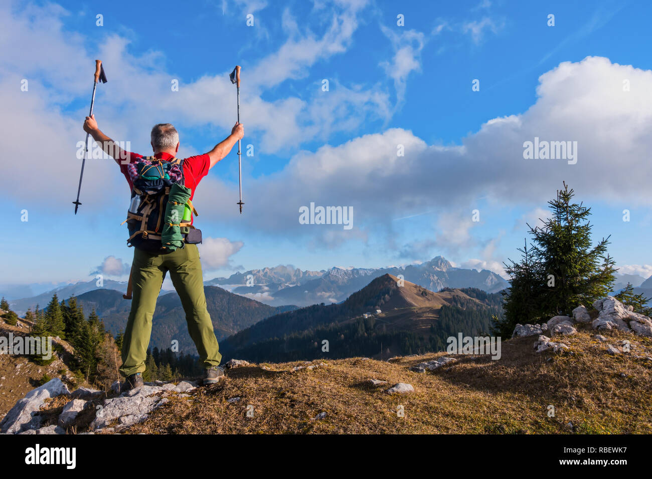 Escursionista tifo euforico e beata con le braccia sollevate nel cielo dopo escursioni. Foto Stock
