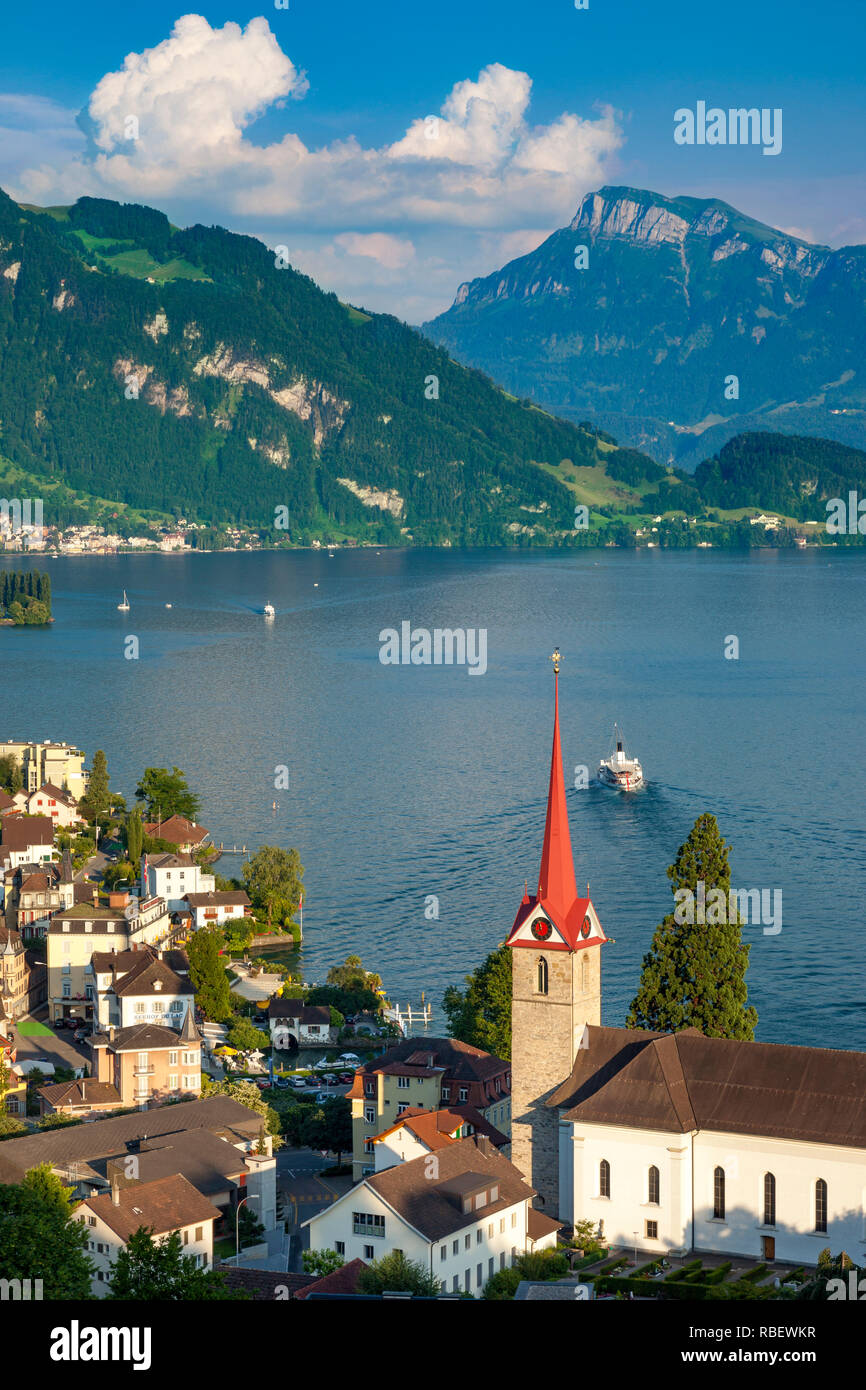 Chiesa parrocchiale di Santa Maria e il villaggio di Weggis affacciato sul Lago di Lucerna, Svizzera Foto Stock