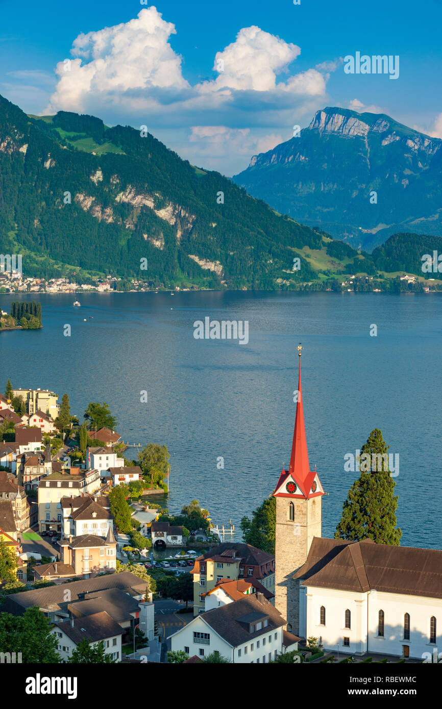 Chiesa parrocchiale di Santa Maria e il villaggio di Weggis affacciato sul Lago di Lucerna, Svizzera Foto Stock