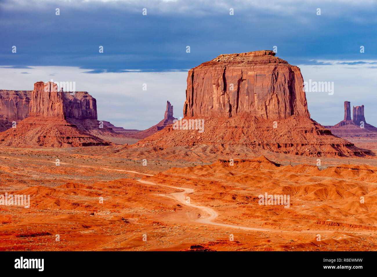 Merrick Butte e le formazioni rocciose della Monument Valley Navajo Tribal Park, Arizona, Stati Uniti d'America Foto Stock