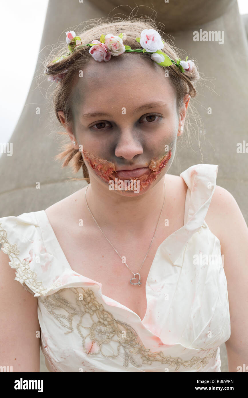 Partecipante in pieno il trucco e Costume al Birmingham Zombie a piedi - 18 giugno 2016, Birmingham, Inghilterra Foto Stock