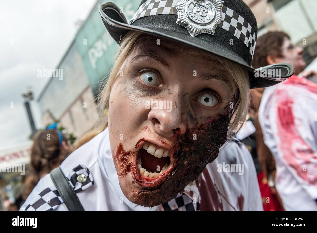 Partecipante in pieno il trucco e Costume al Birmingham Zombie a piedi - 18 giugno 2016, Birmingham, Inghilterra Foto Stock