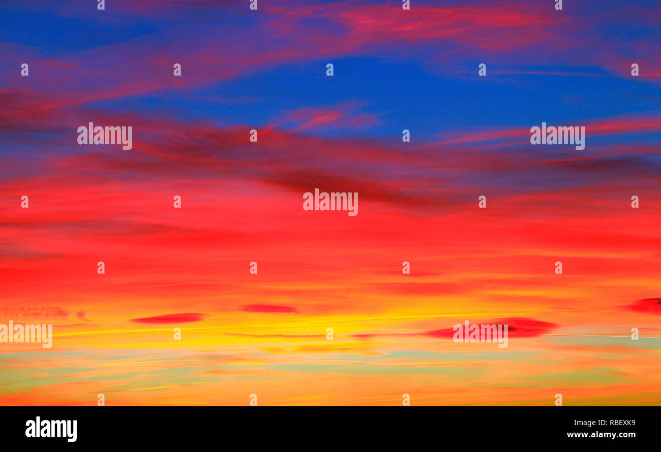 Drammatico, rosso profondo e violento, sky, tramonto, cloud, nuvole, ricco colore, colore,skies, Norfolk, Inghilterra, Regno Unito Foto Stock