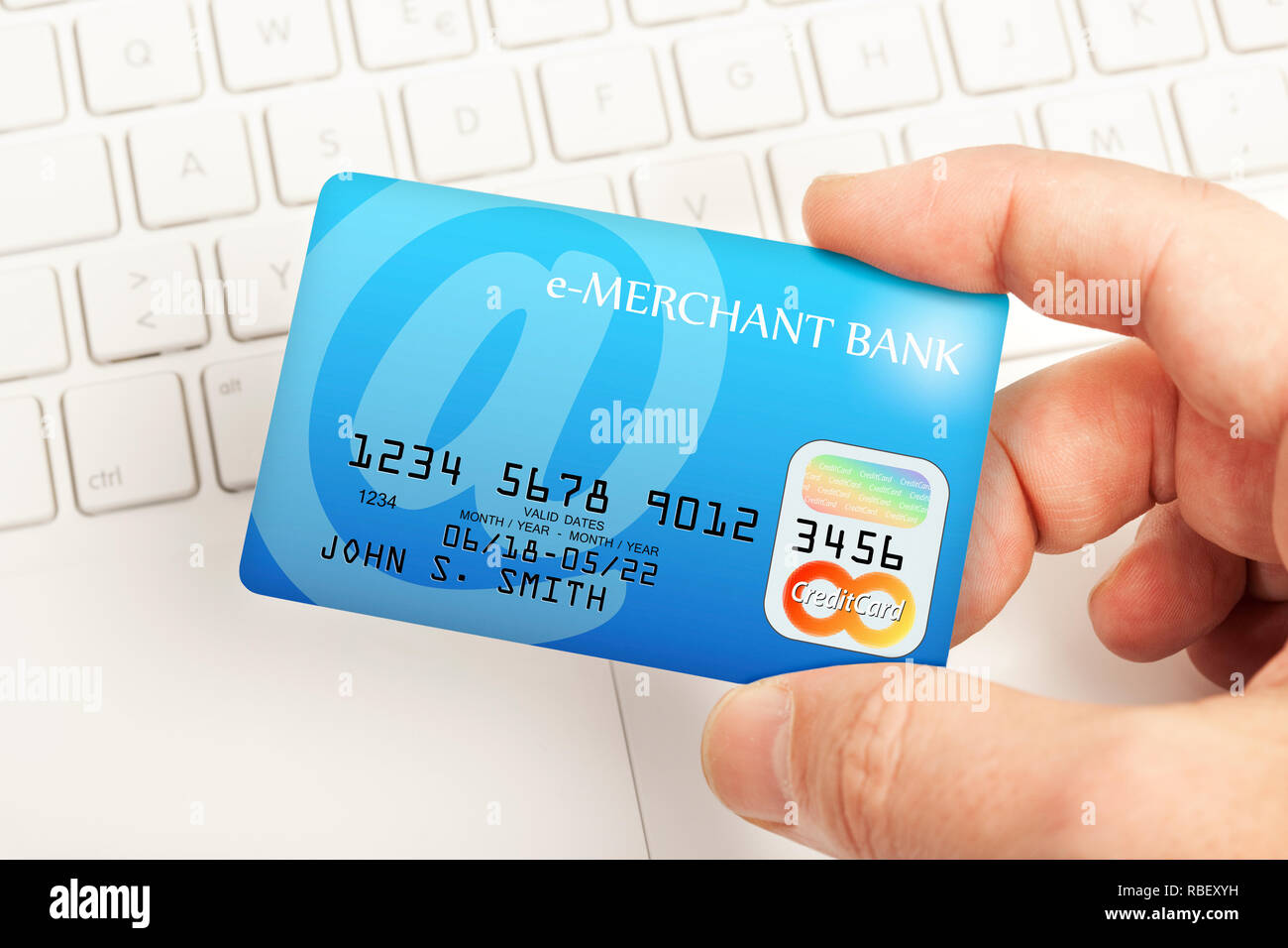 On-line pagamento con carta di credito - La mano che tiene la carta di  credito al di sopra di una tastiera. Disegno fantasia e il nome della banca  Foto stock - Alamy