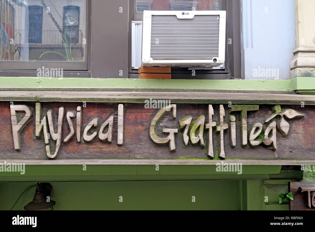 Graffitea fisico ( Graffiti fisica ) dopo i Led Zeppelin album, cafe, 96 St Marks Pl, New York, NY 10009, USA Foto Stock