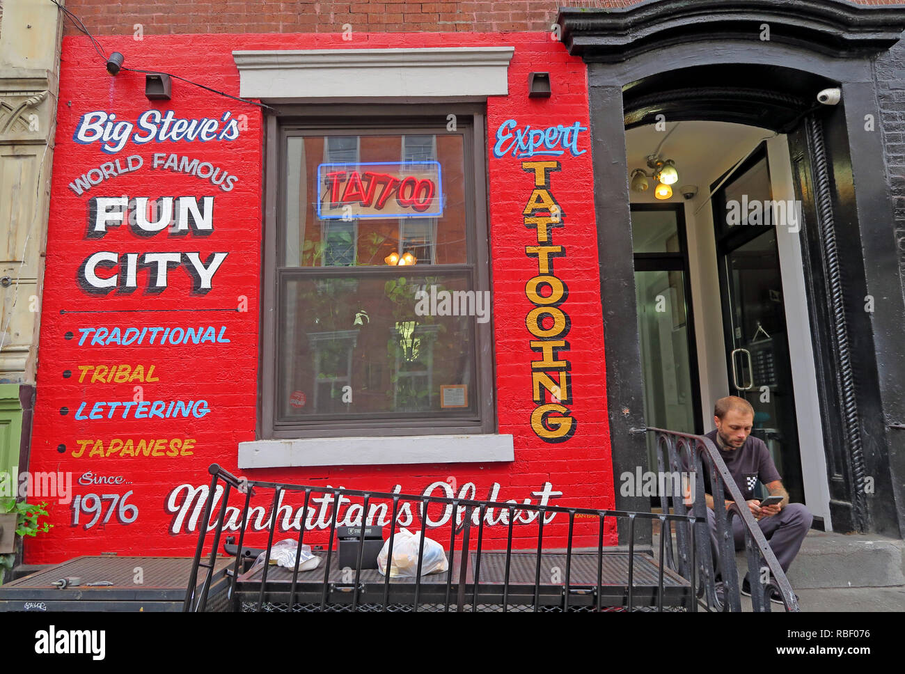 Big Steves, famosa città del divertimento, esperto di tatuaggio,tattooist, 94 St segna il passo, East Village, Manhattan, New York, NY, STATI UNITI D'AMERICA Foto Stock