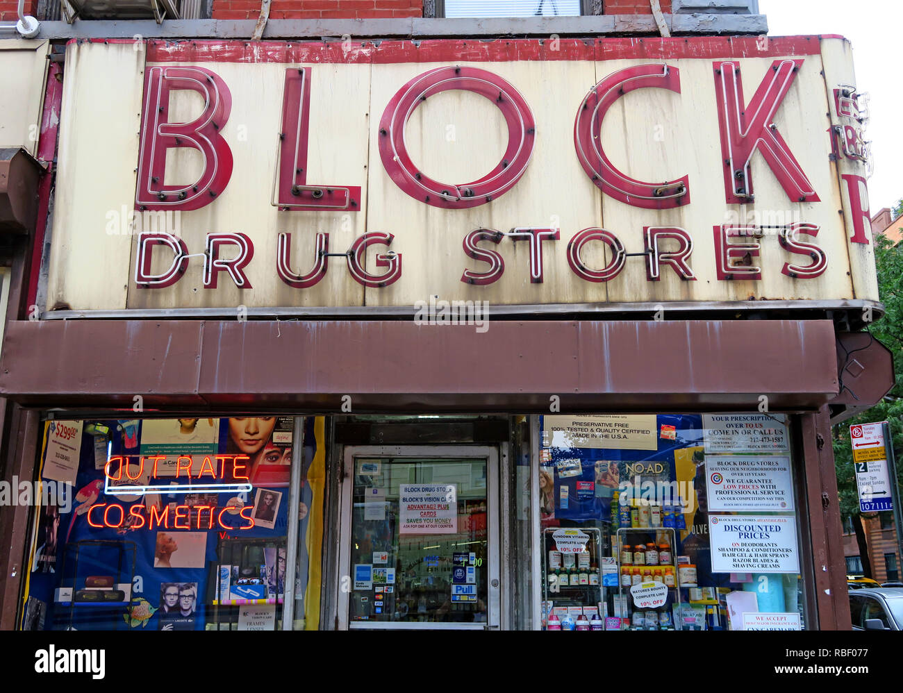 Blocco Farmacie Farmacia frontage, in Rosso, neon, 101 2a Ave, New York, NY 10003, USA - Est 1885, dal russo Alexander blocco Foto Stock