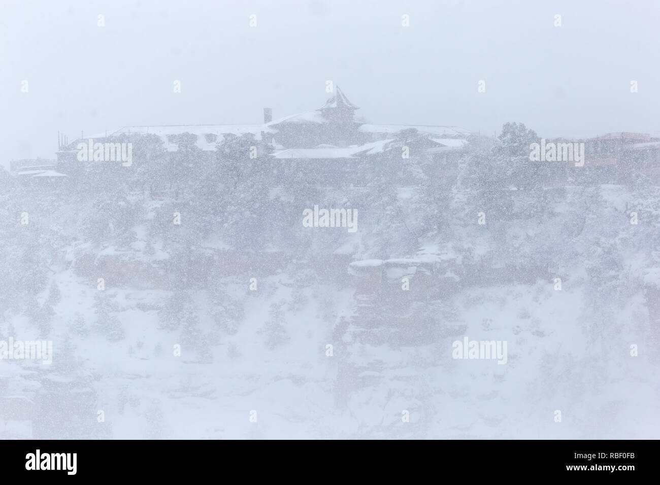 El Tovar Hotel durante una tempesta invernale di neve nel Parco Nazionale del Grand Canyon, Arizona, Stati Uniti Foto Stock