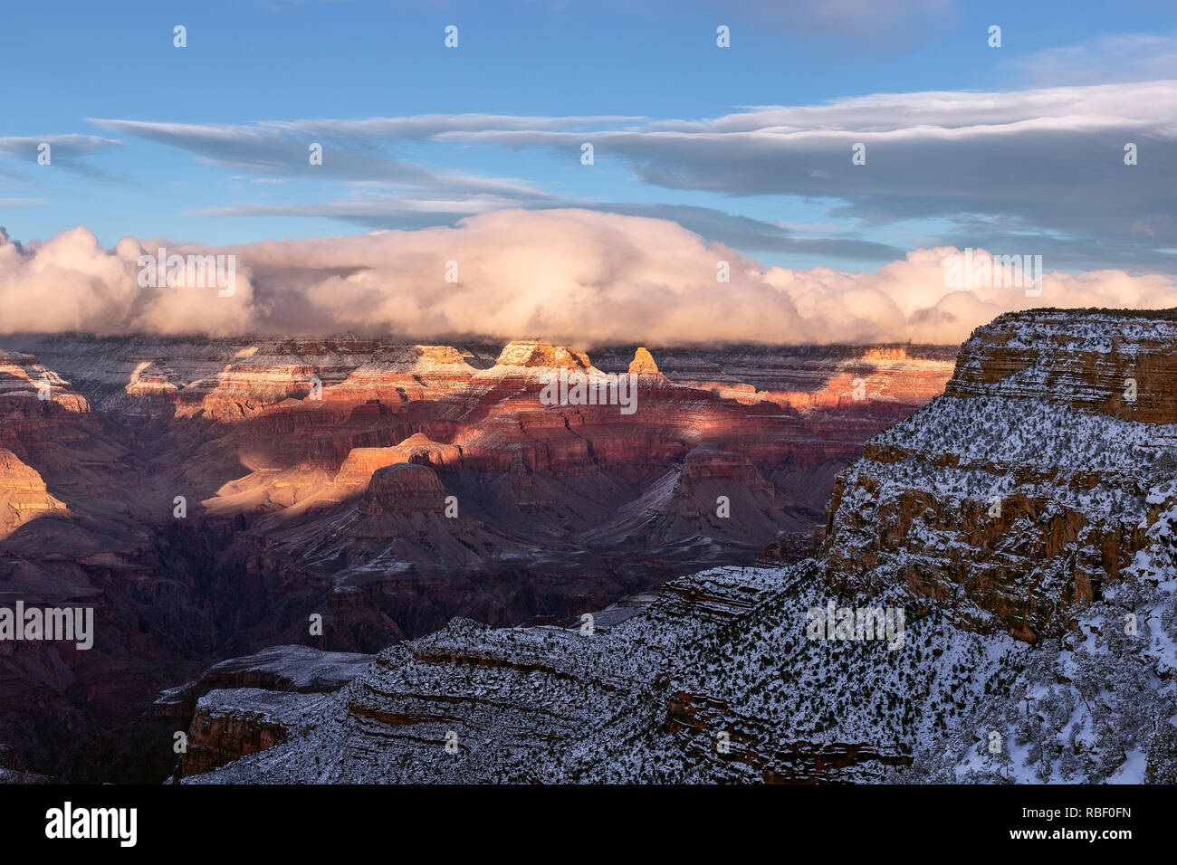 Neve del Grand Canyon dopo una tempesta invernale al tramonto nel Parco Nazionale del Grand Canyon, Arizona, USA Foto Stock