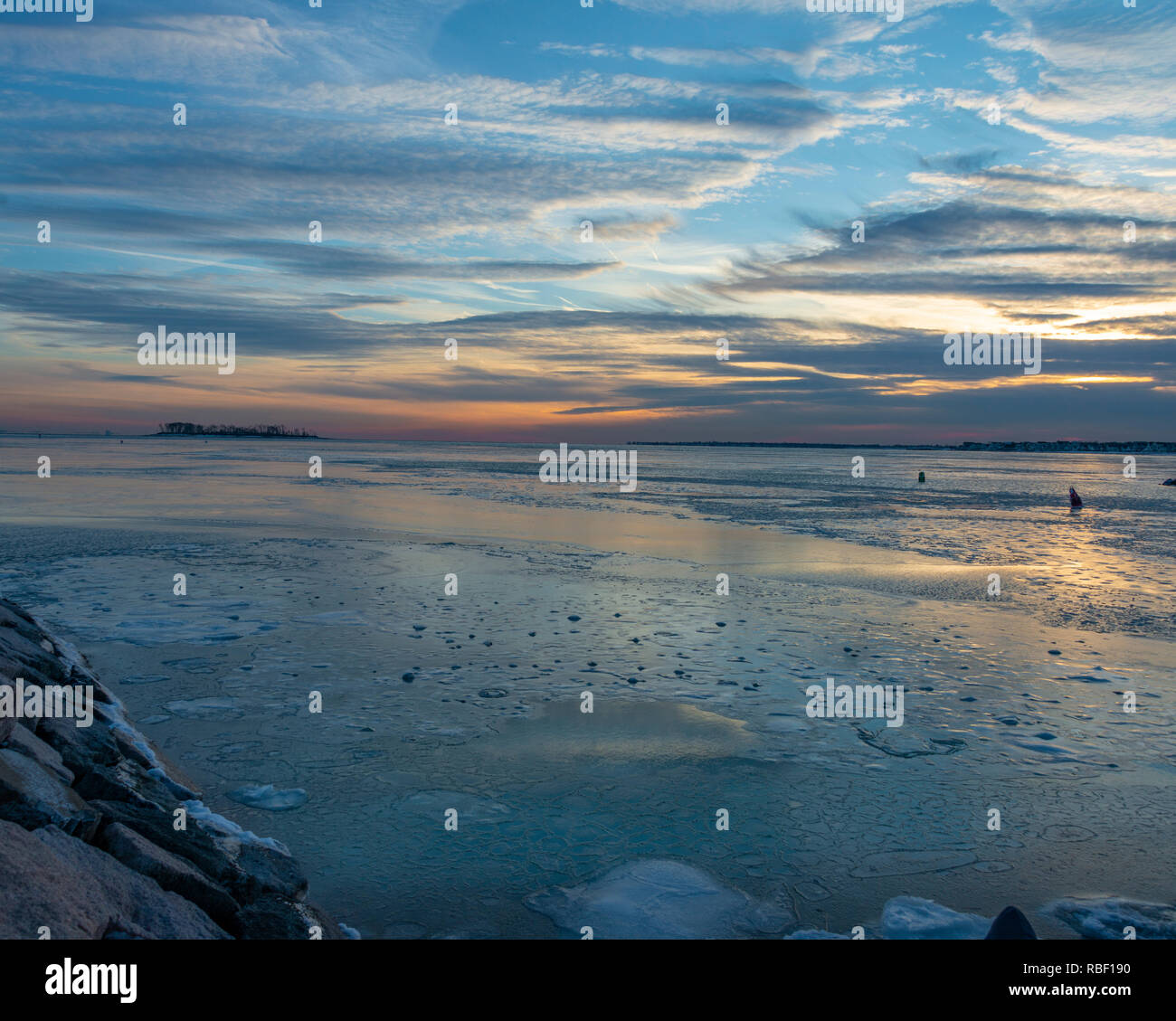 Un inverno freddo pomeriggio che mostra la bocca di porto di Milford in Milford, Connecticut guardando a Long Island Sound e congelata di acqua salata. Ocean Foto Stock