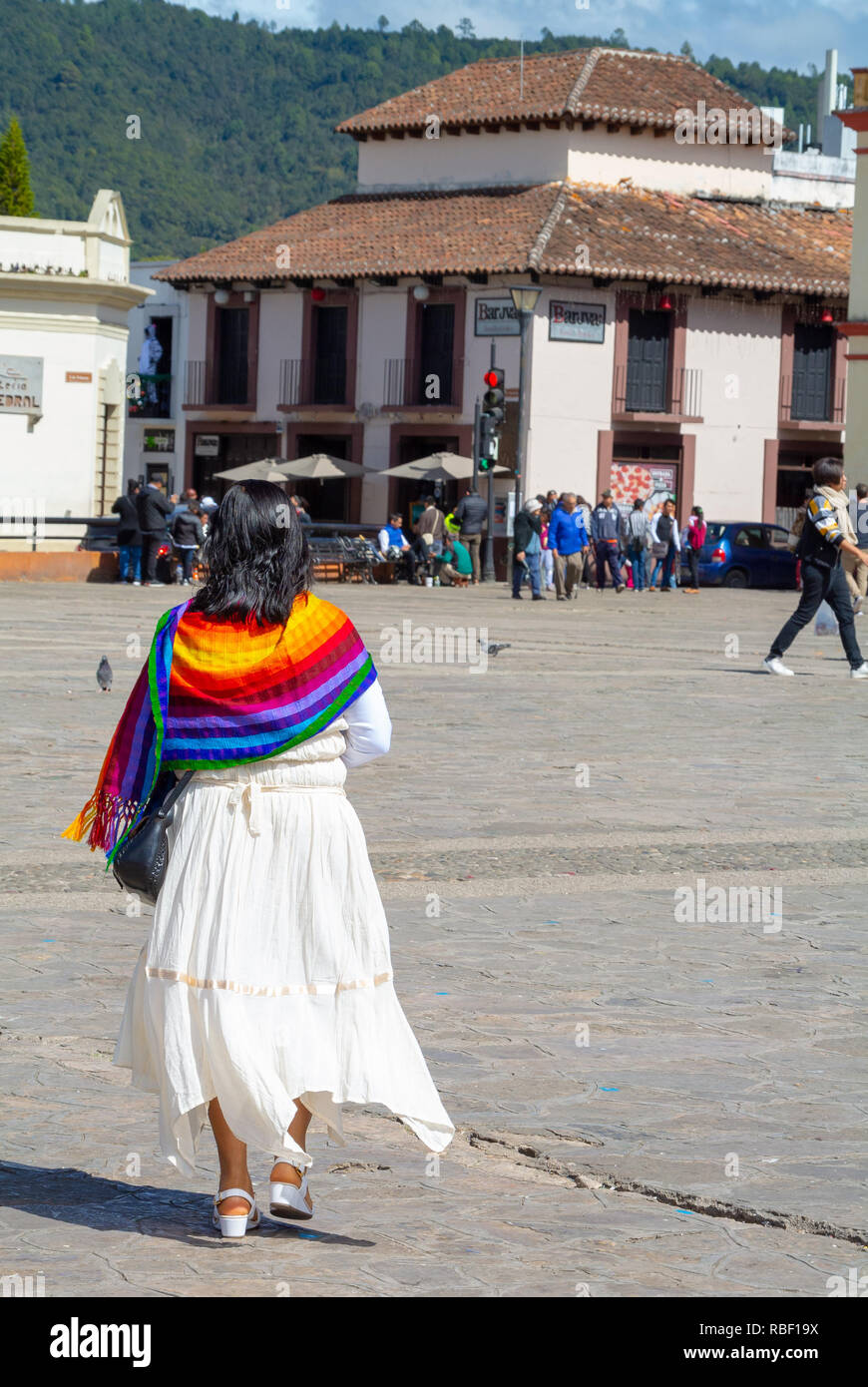 Donna locale a camminare in una piazza della cattedrale di San Cristobal de las Casas, Chiapas, Messico Foto Stock