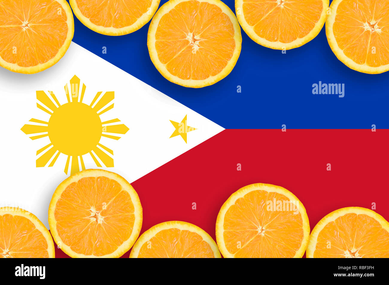 Bandiera delle Filippine in telaio orizzontale di orange agrumi fette. Concetto di crescita nonché di importazione ed esportazione di agrumi Foto Stock