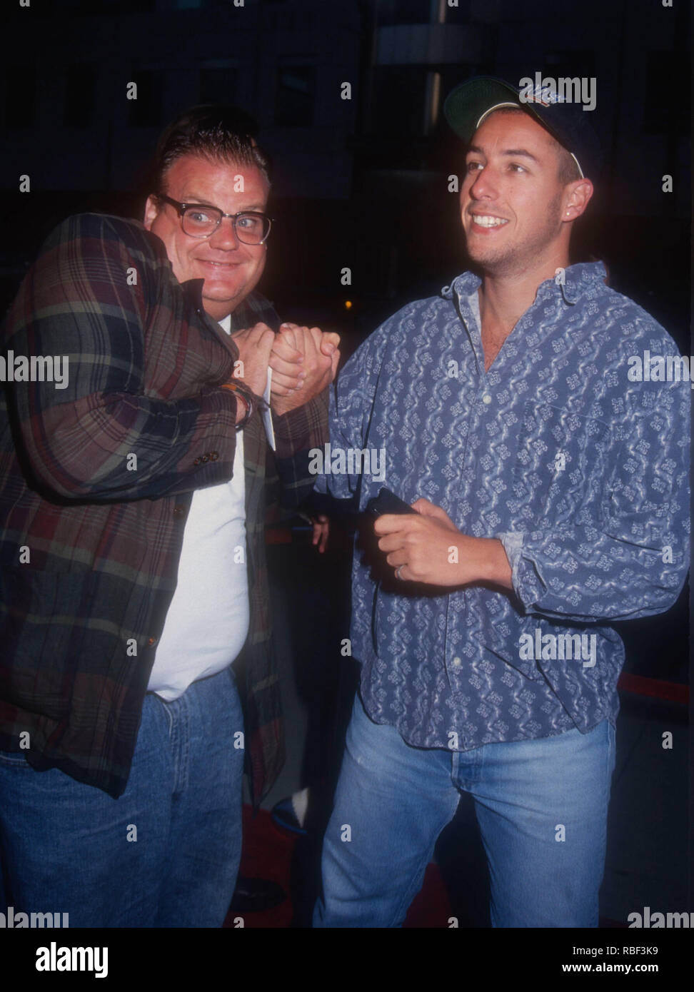 BEVERLY HILLS, CA - 10 agosto: attore Chris Farley e attore Adam Sandler frequentare Paramount Pictures' 'Ricerca per Bobby Fischer" Premiere il 10 agosto 1993 presso l'Accademia Teatro di Beverly Hills, la California. Foto di Barry re/Alamy Stock Photo Foto Stock