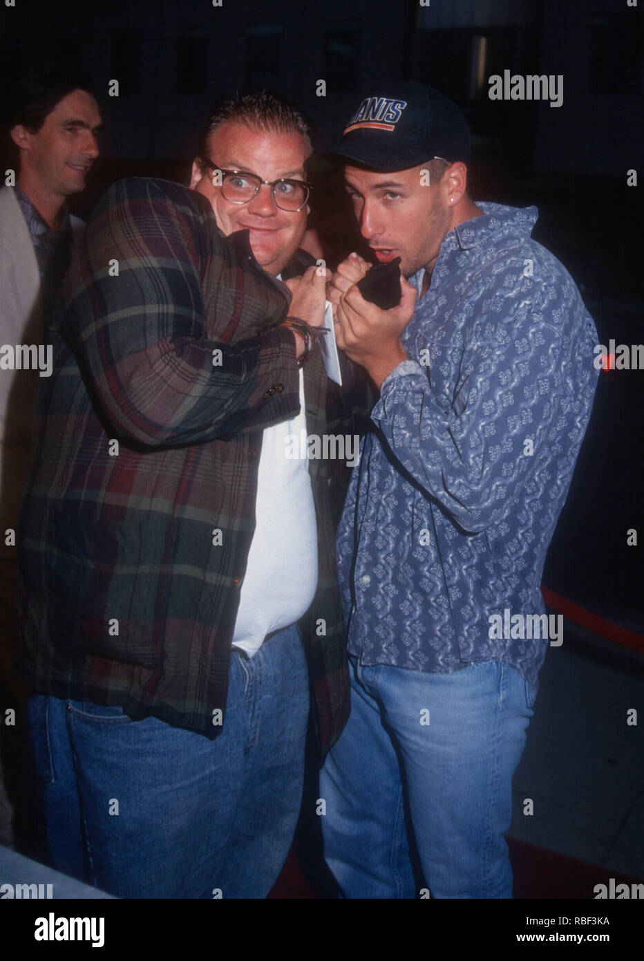 BEVERLY HILLS, CA - 10 agosto: attore Chris Farley e attore Adam Sandler frequentare Paramount Pictures' 'Ricerca per Bobby Fischer" Premiere il 10 agosto 1993 presso l'Accademia Teatro di Beverly Hills, la California. Foto di Barry re/Alamy Stock Photo Foto Stock