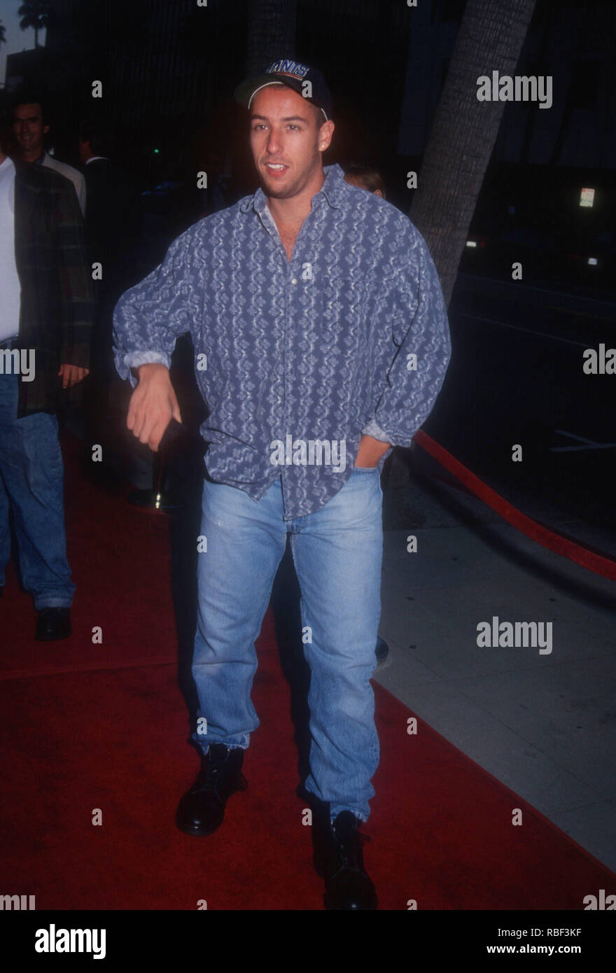 BEVERLY HILLS, CA - 10 agosto: attore Adam Sandler assiste la Paramount Pictures' 'Ricerca per Bobby Fischer" Premiere il 10 agosto 1993 presso l'Accademia Teatro di Beverly Hills, la California. Foto di Barry re/Alamy Stock Photo Foto Stock