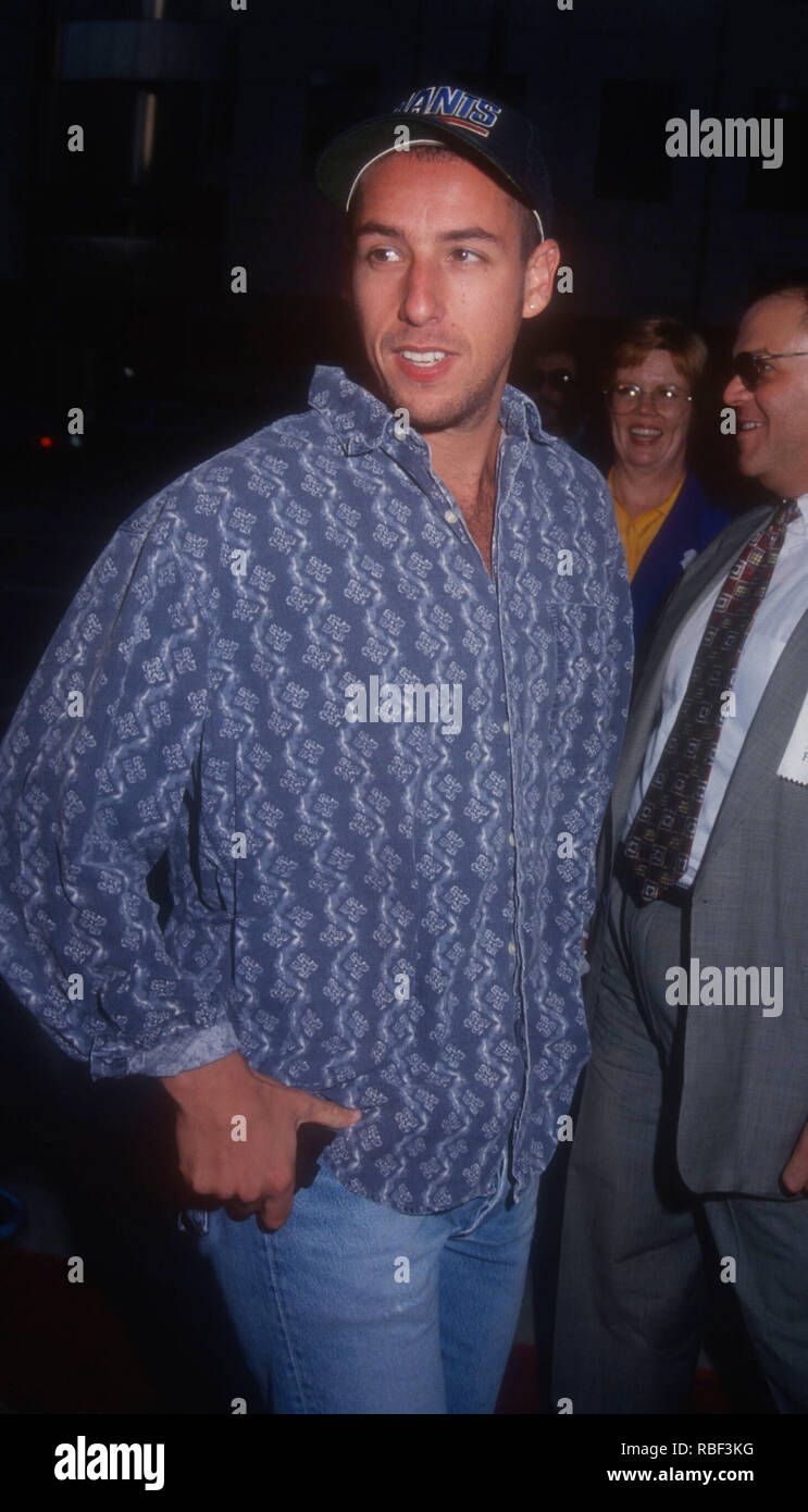 BEVERLY HILLS, CA - 10 agosto: attore Adam Sandler assiste la Paramount Pictures' 'Ricerca per Bobby Fischer" Premiere il 10 agosto 1993 presso l'Accademia Teatro di Beverly Hills, la California. Foto di Barry re/Alamy Stock Photo Foto Stock