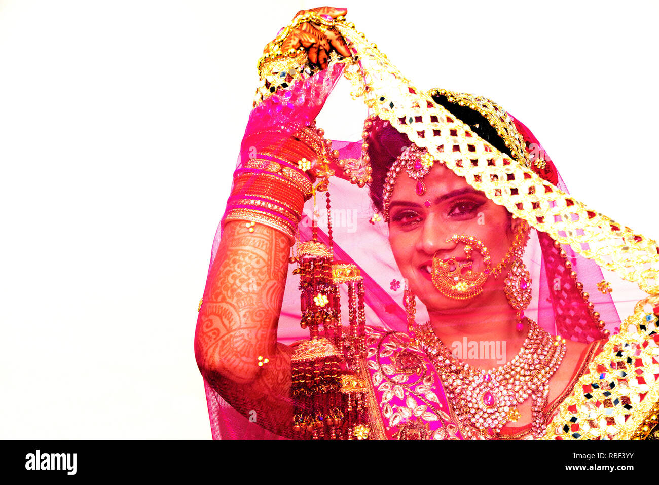 Allegro sposa indiano in elegante abito e gioielli Foto Stock