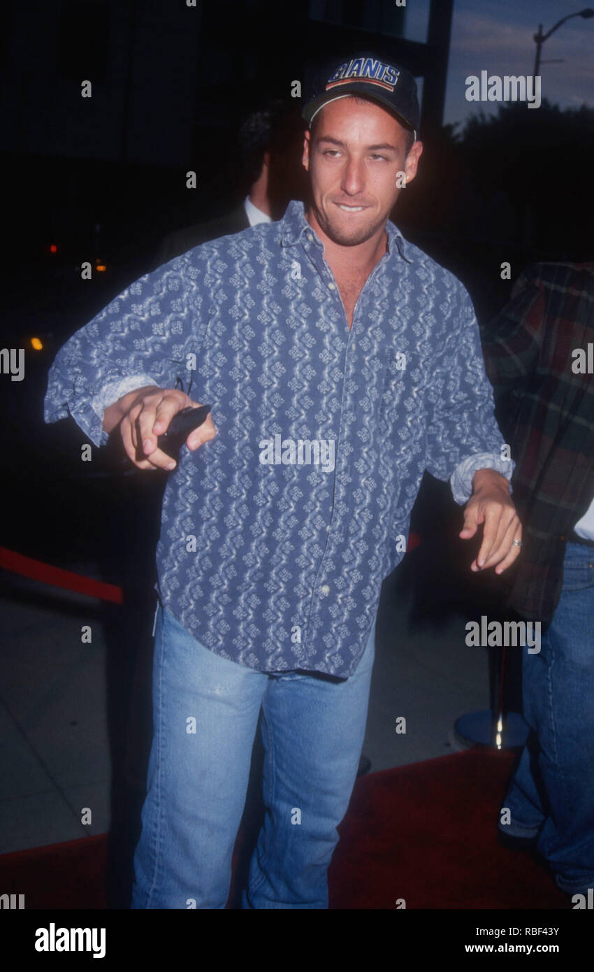 BEVERLY HILLS, CA - 10 agosto: attore Adam Sandler assiste la Paramount Pictures' 'Ricerca per Bobby Fischer" Premiere il 10 agosto 1993 presso l'Accademia Teatro di Beverly Hills, la California. Foto di Barry re/Alamy Stock Photo Foto Stock