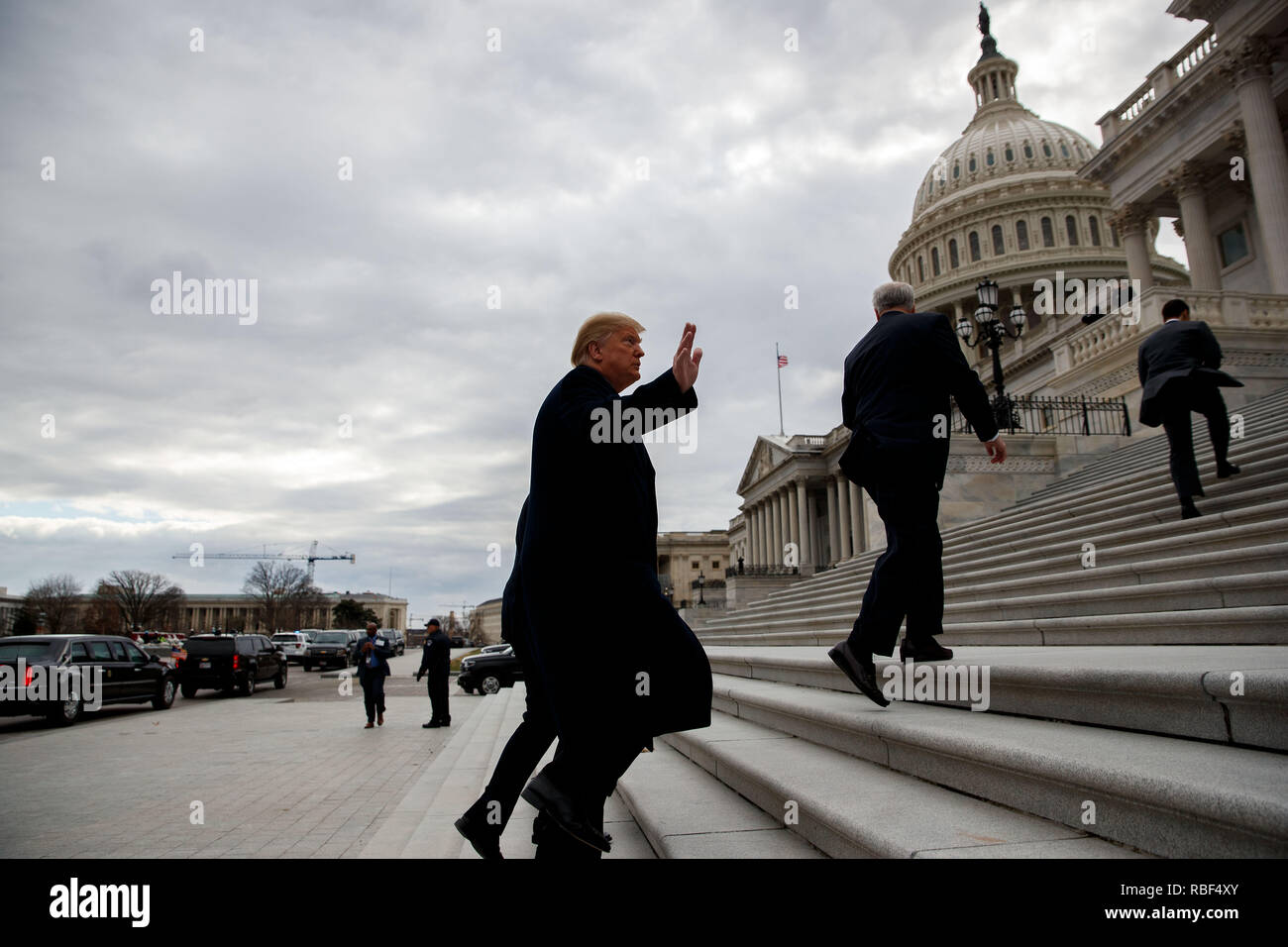 (190109) -- WASHINGTON, gen. 9, 2019 (Xinhua) -- STATI UNITI Presidente Donald Trump (anteriore) arriva al Campidoglio per un senato politica repubblicana pranzo in DC di Washington, negli Stati Uniti il 9 gennaio, 2019. (Xinhua/Ting Shen) Foto Stock
