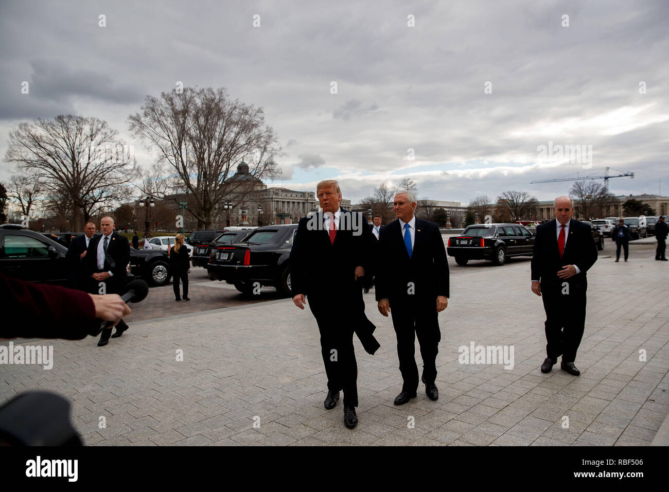 (190109) -- WASHINGTON, gen. 9, 2019 (Xinhua) -- STATI UNITI Presidente Donald Trump (L, anteriore), accompagnato dal Vice Presidente Mike pence (C, anteriore), arriva al Campidoglio per un senato politica repubblicana pranzo in DC di Washington, negli Stati Uniti il 9 gennaio, 2019. (Xinhua/Ting Shen) Foto Stock